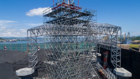 Строительство навеса из 4 блок-секций над зоной выгрузки железнодорожного фронта для защиты окрестности от углевой пыли. 