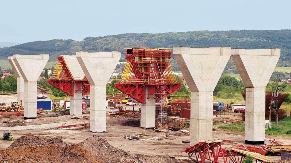 Para a ponte da autoestrada Trmice, com 1.083 m de comprimento, perto de Aussig, na República Checa, foram construídos 59 píeres a baixo custo, utilizando a forma PERI.