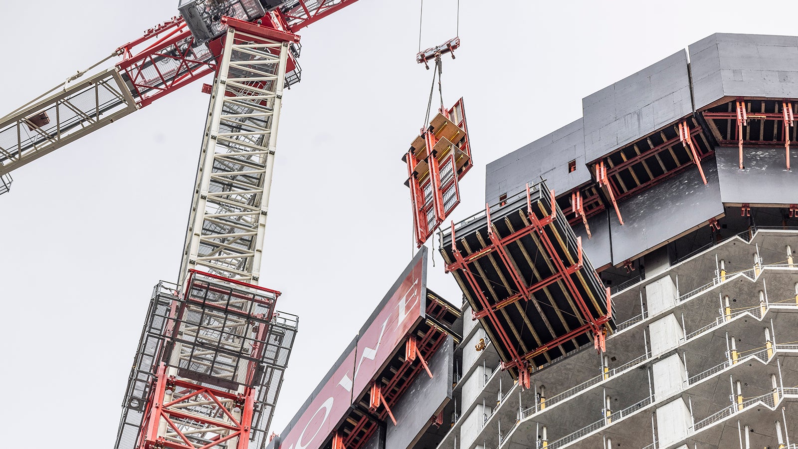 The lightweight screen units are optimal for easy crane climbing or optional hydraulic self-climbing.