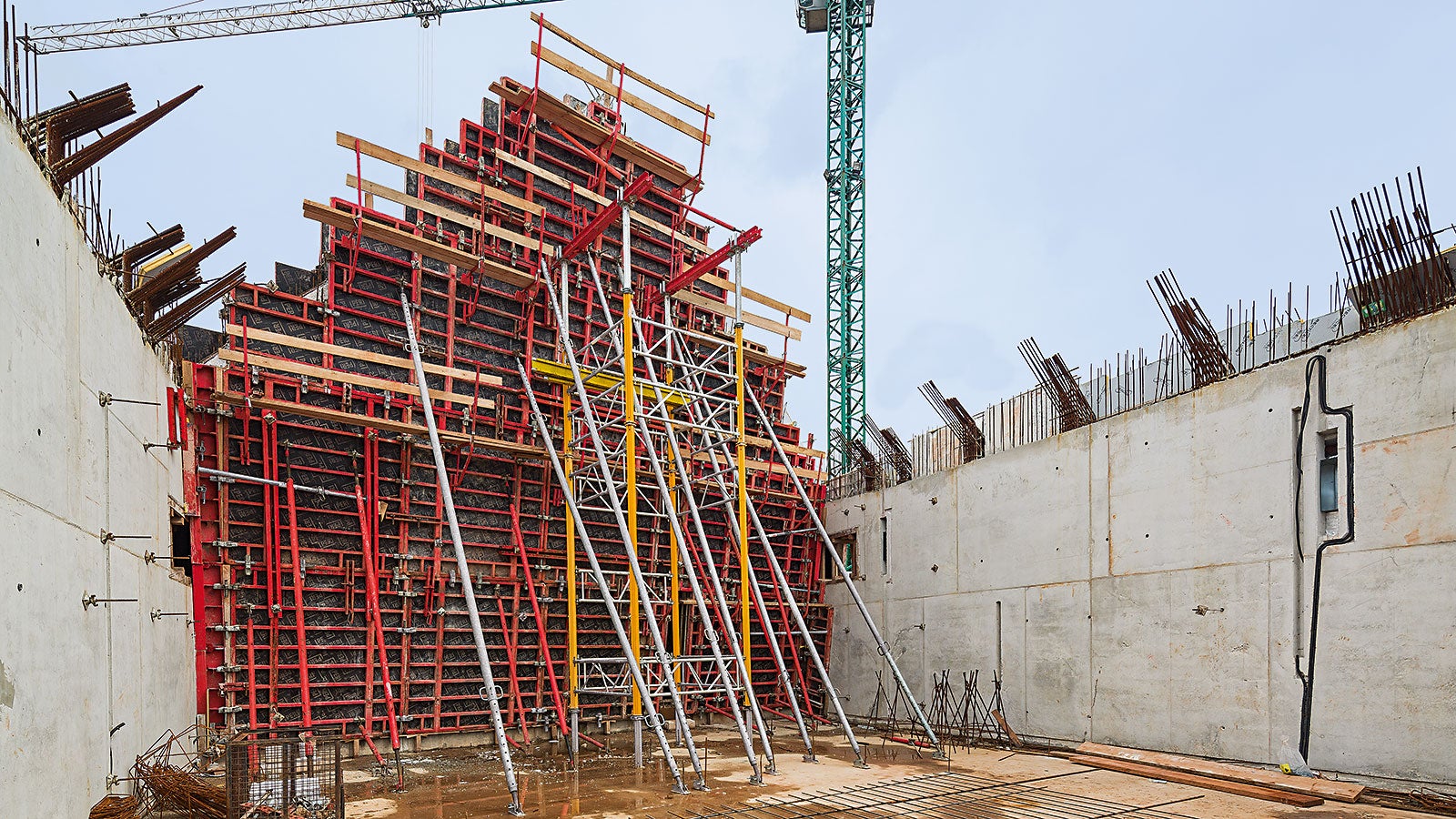 The tilting walls are formed using TRIO large sized elements – supported by diagonal bracing.