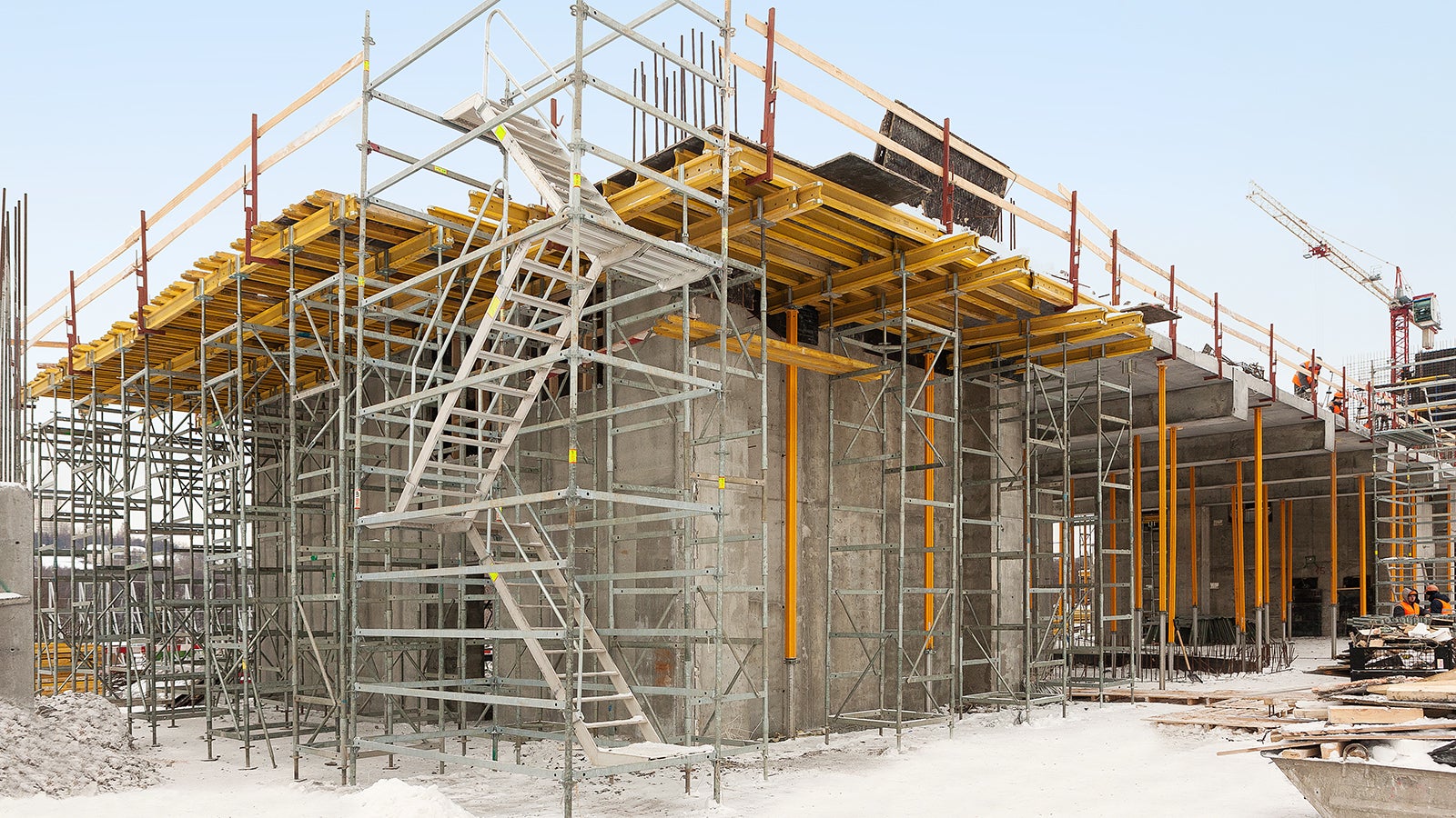 Лестница состоит из элементов системы PERI UP Rosett, которые в последствии можно использовать в несущих или фасадных лесах.