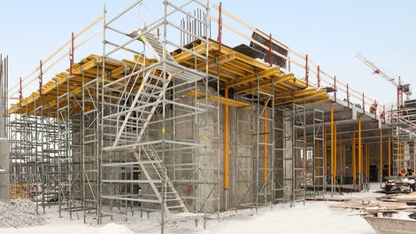 Лестница состоит из элементов системы PERI UP Rosett, которые в последствии можно использовать в несущих или фасадных лесах.