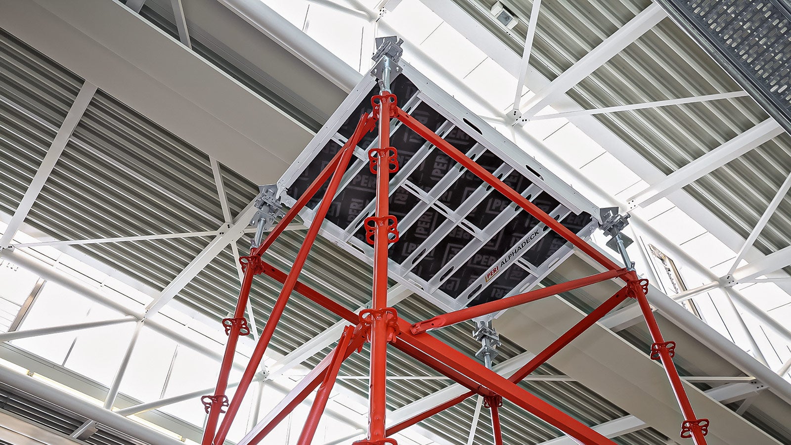 PERI ALPHADECK je kompatibilní se všemi stojkami z portfolia PERI.