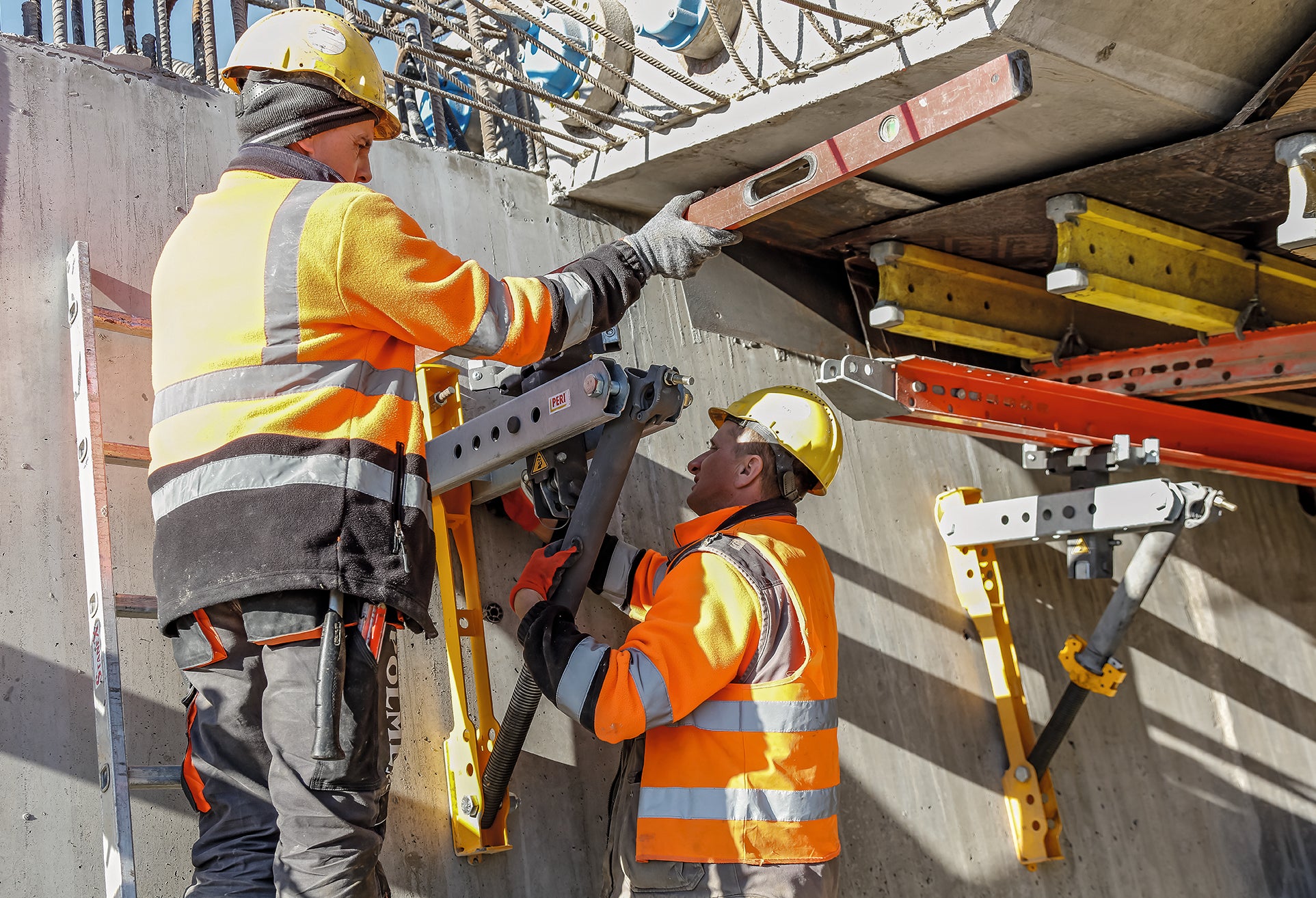 L’installation de poussage VIL VARIOKIT accélère et simplifie les travaux sur le chantier. Le support mural combiné au décintreur à rouleau et à la tête pivotante sont au cœur de la solution de coffrage.