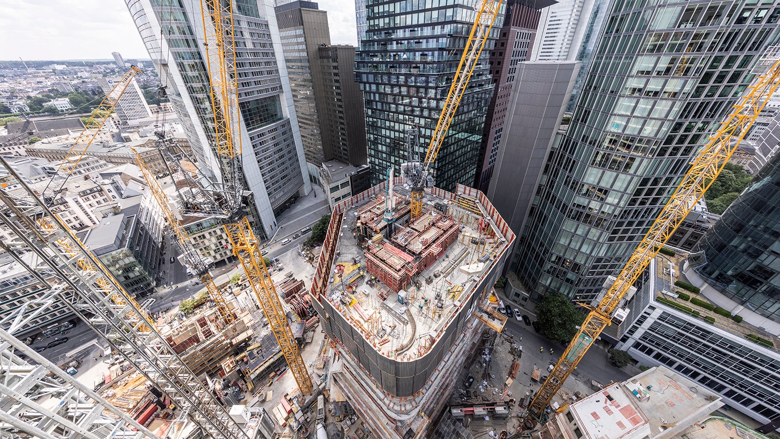 Due to the varying requirements of the four towers, the PERI solution used for this large-scale project comprised a range of different, optimally coordinated systems. Different variants of the ACS Climbing System were used for the inner cores of the four high-rise buildings.