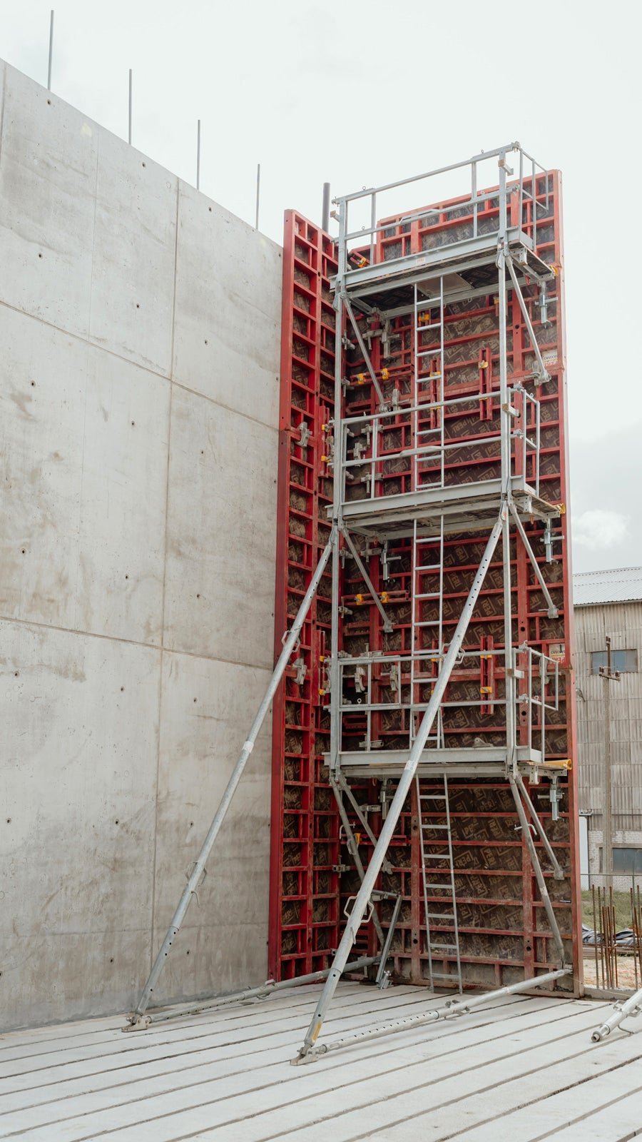 Budowa bunkrów do przygotowania fazy i podłoża przeznaczonego do uprawy pieczarek w Borucinie (gm. Okonek).