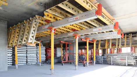 The integrated hinged filler panels on PERI swivel table forms minimize loose table infill requirements, helping the deck shoring crew achieve faster turnaround on deck cycling.