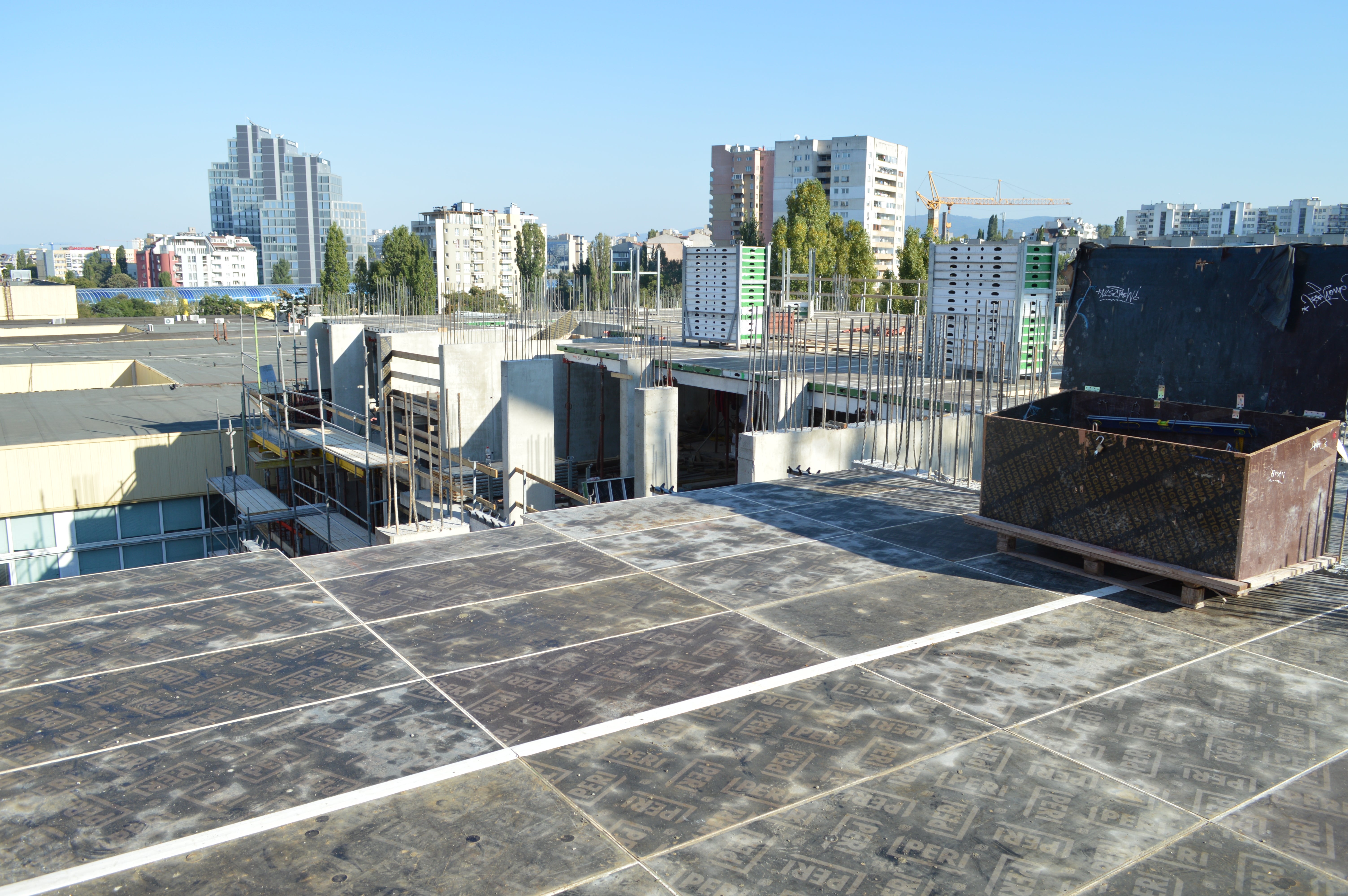 Изграждане на жилищна сграда в ж.к. "Изток" - Приложение на иновативния панелен кофраж SKYDECK за пръв път в България