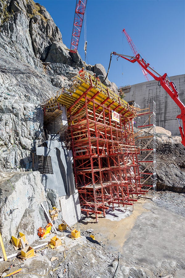  紫胶湖上部水库取水口位于海拔2200米。