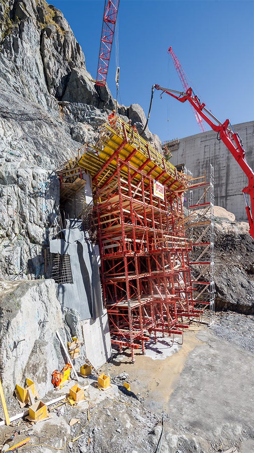  紫胶湖上部水库取水口位于海拔2200米。