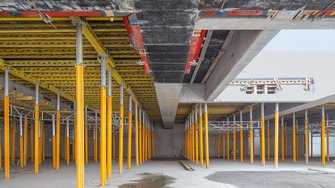 Podparcie stropów do wysokości w świetle 6,75 m na pojedynczej podporze MULTIPROP spiętej ramkami w stabilną wieżę.<br/>