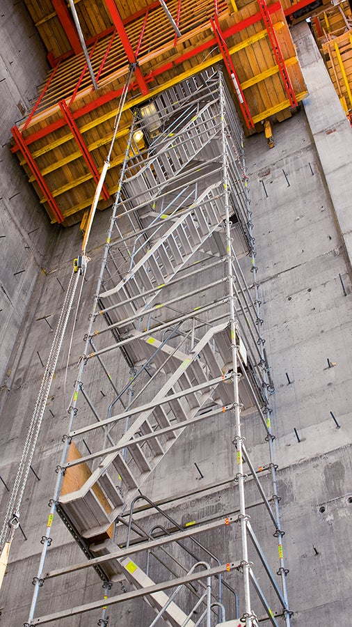 Лестницы PERI UP для доступа к рабочим платформам ACS.