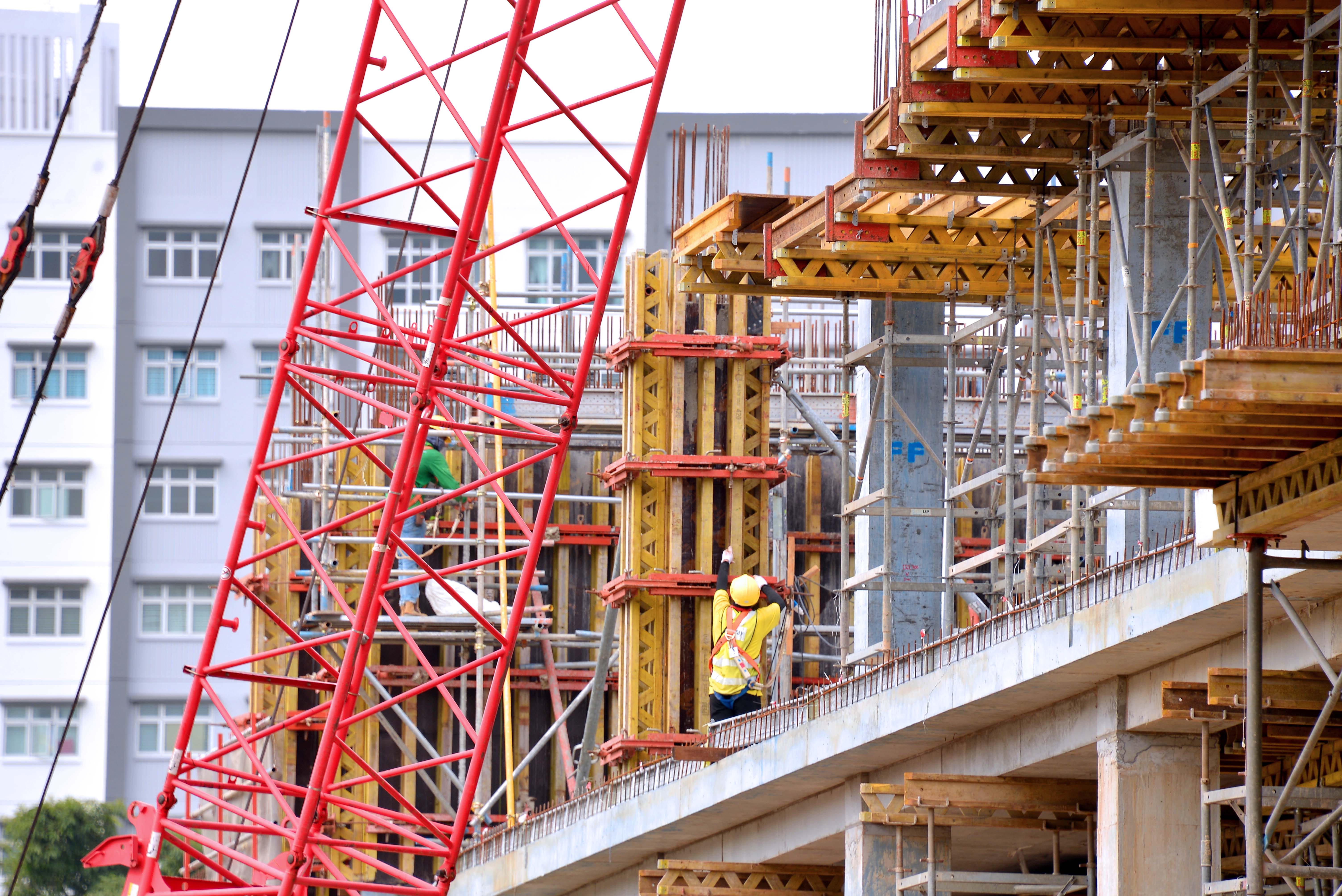 Securing VARIO GT 24 Girder Column Formwork in preparation for concrete pouring