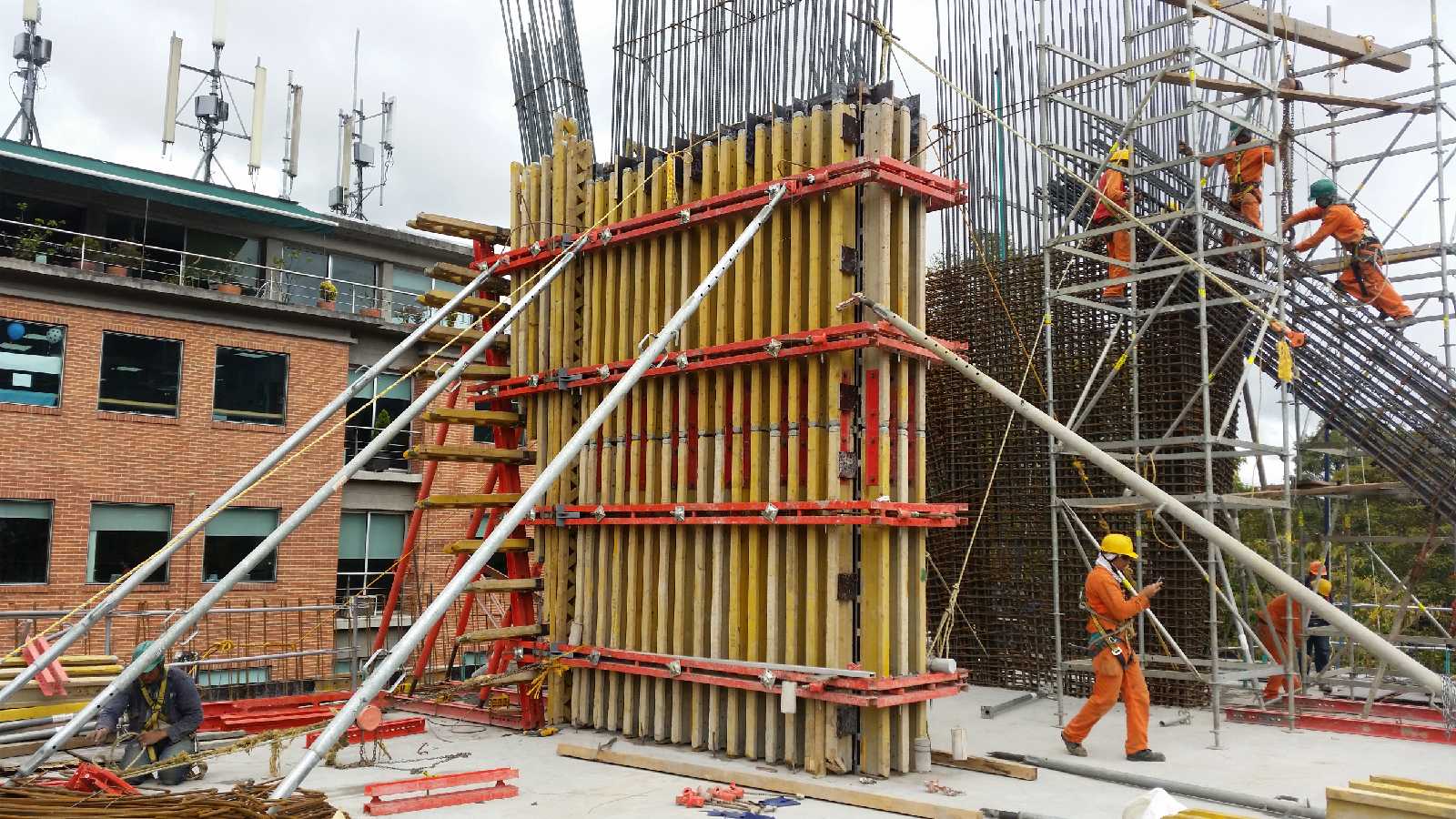 La gran resistencia de los sistemas de encofrado PERI, permiten fundir columnas a grandes alturas con concretos autonivelantes sin riesgo alguno.