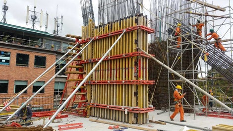 La gran resistencia de los sistemas de encofrado PERI, permiten fundir columnas a grandes alturas con concretos autonivelantes sin riesgo alguno.