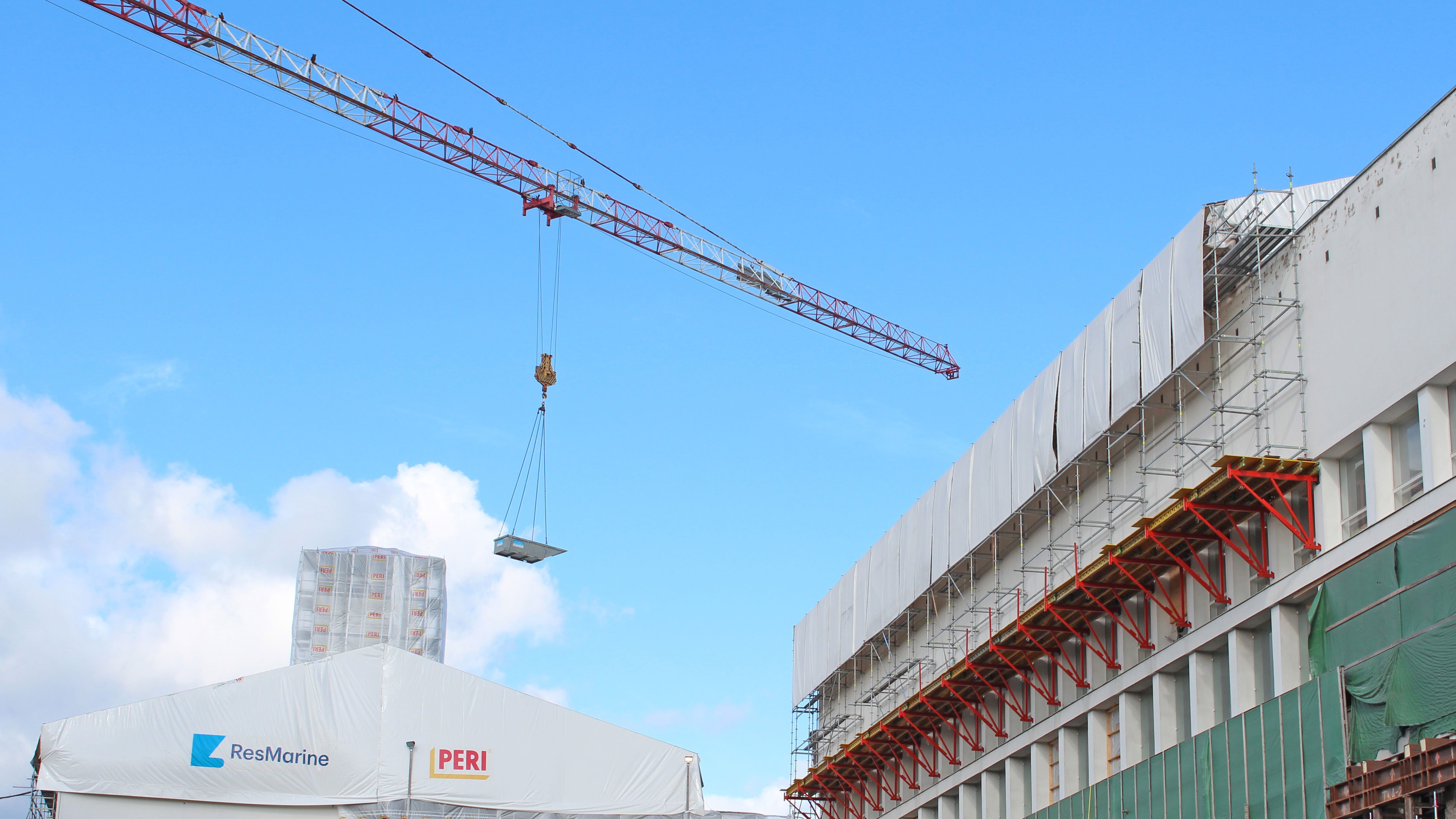 VGK-reunapalkkikonsolit toimivat tasoina pääkatsomon ulkopuolisille telineille, jotka kannattelevat sääsuojaa.<br/>