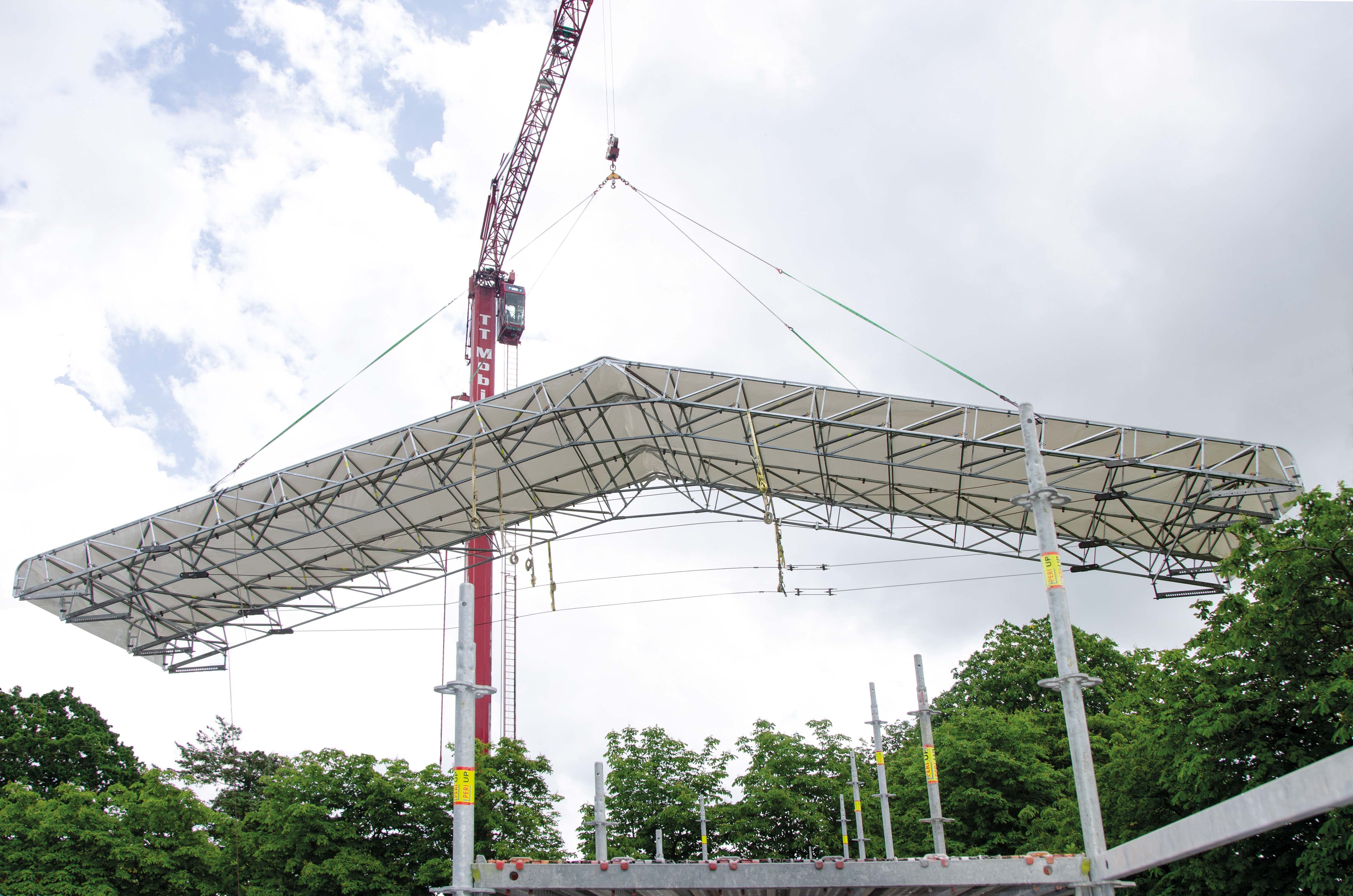 在地面能够预组装防护顶棚单元，使用吊车整体吊装。