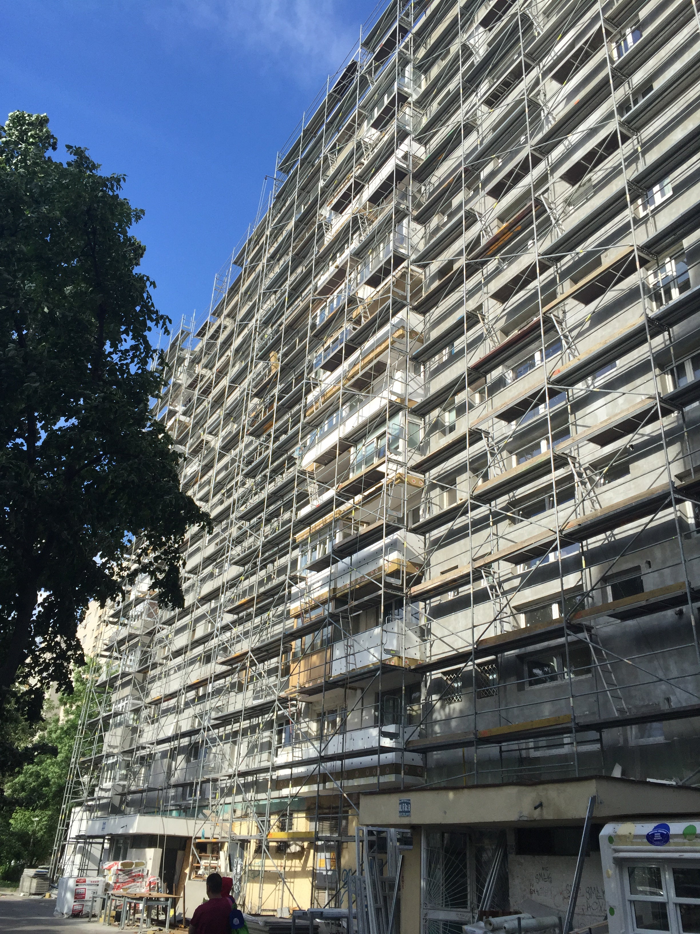 Schelă de fațadă PERI UP T72 dispusă pe o înălțime de 36,0m pentru reabilitarea termică a imobilului Bloc V10. 