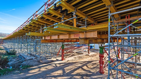 Sprawdzony system PERI VST jako jedyny gwarantuje zastosowanie minimalnej liczby podpór dzięki nośności dochodzącej do 700 kN. Zaletą tego rozwiązania jest minimalna ilość sprzętu a budowa zyskuje oszczędności dzięki szybkiemu montażowi, demontażowi i mniejszym nakładom roboczym.