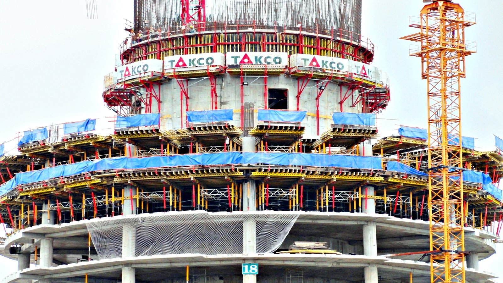 Climbing formwork and slab tables formed the basic for completion of the floors, with 3.90 m storey heights, in regular 5-days cycles. 