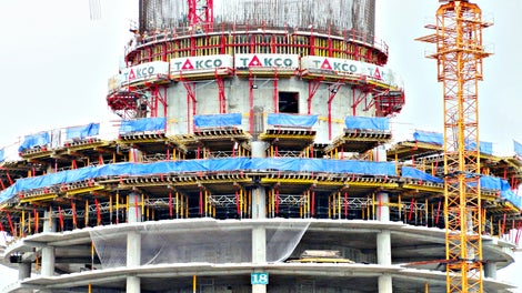 Climbing formwork and slab tables formed the basic for completion of the floors, with 3.90 m storey heights, in regular 5-days cycles. 