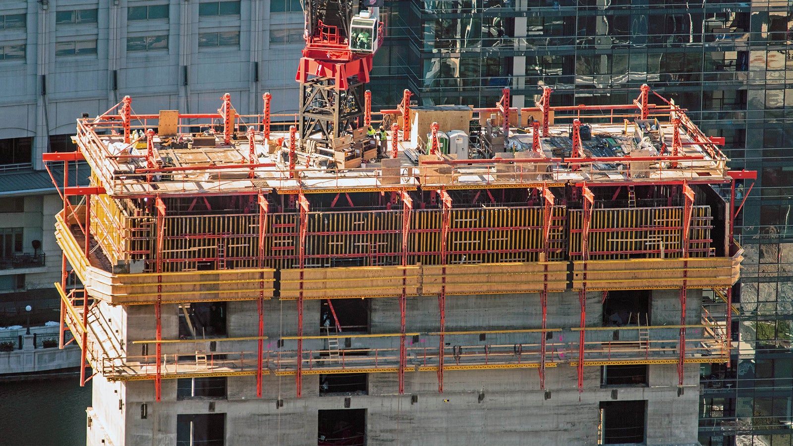The ACS Core 400 hydraulic controls allow for the climbing of all four cells together, climbing the core from pour to pour enabling the tower crane to be utilized for the steel erection below.