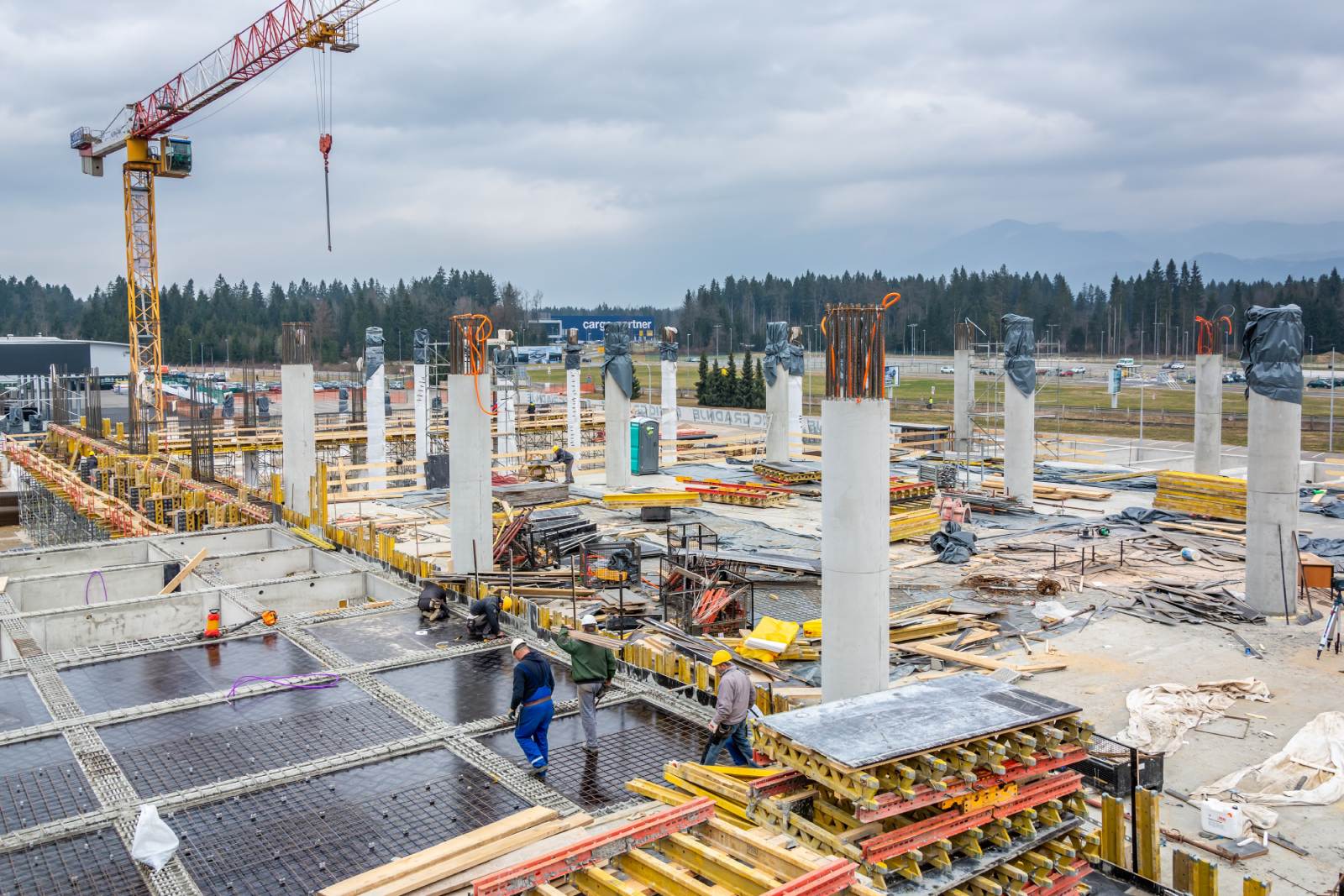 Okrugli stupovi izvedeni SRS čeličnom kružnom oplatom.