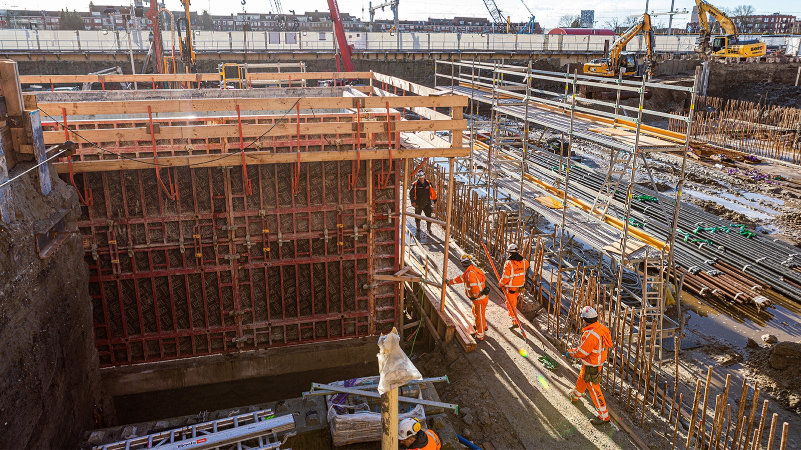 Bij de bouw van de commerciële ruimte is gebruik gemaakt van grote hoeveelheden MAXIMO paneelbekisting van PERI.