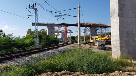 Подходяща е за премостване на контактна мрежа при електрифицирани ЖП участъци