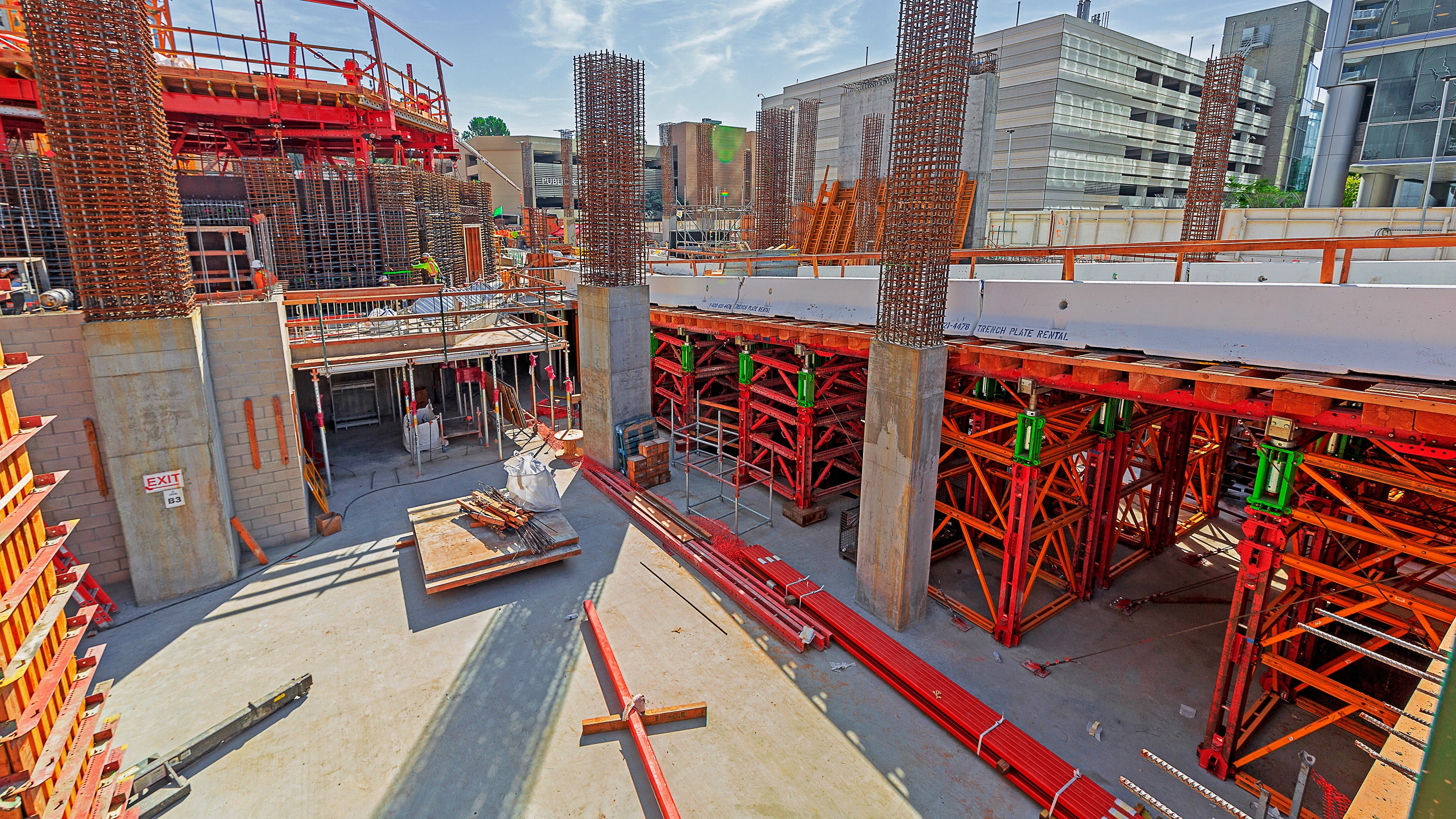 The working platform can be integrated when using PERI VARIODECK tables at the slab edge.