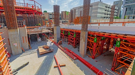 The working platform can be integrated when using PERI VARIODECK tables at the slab edge.