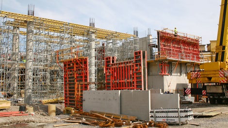 Korkeammissa tuennoissa käytettiin ST 100 -tuentakalustoa.