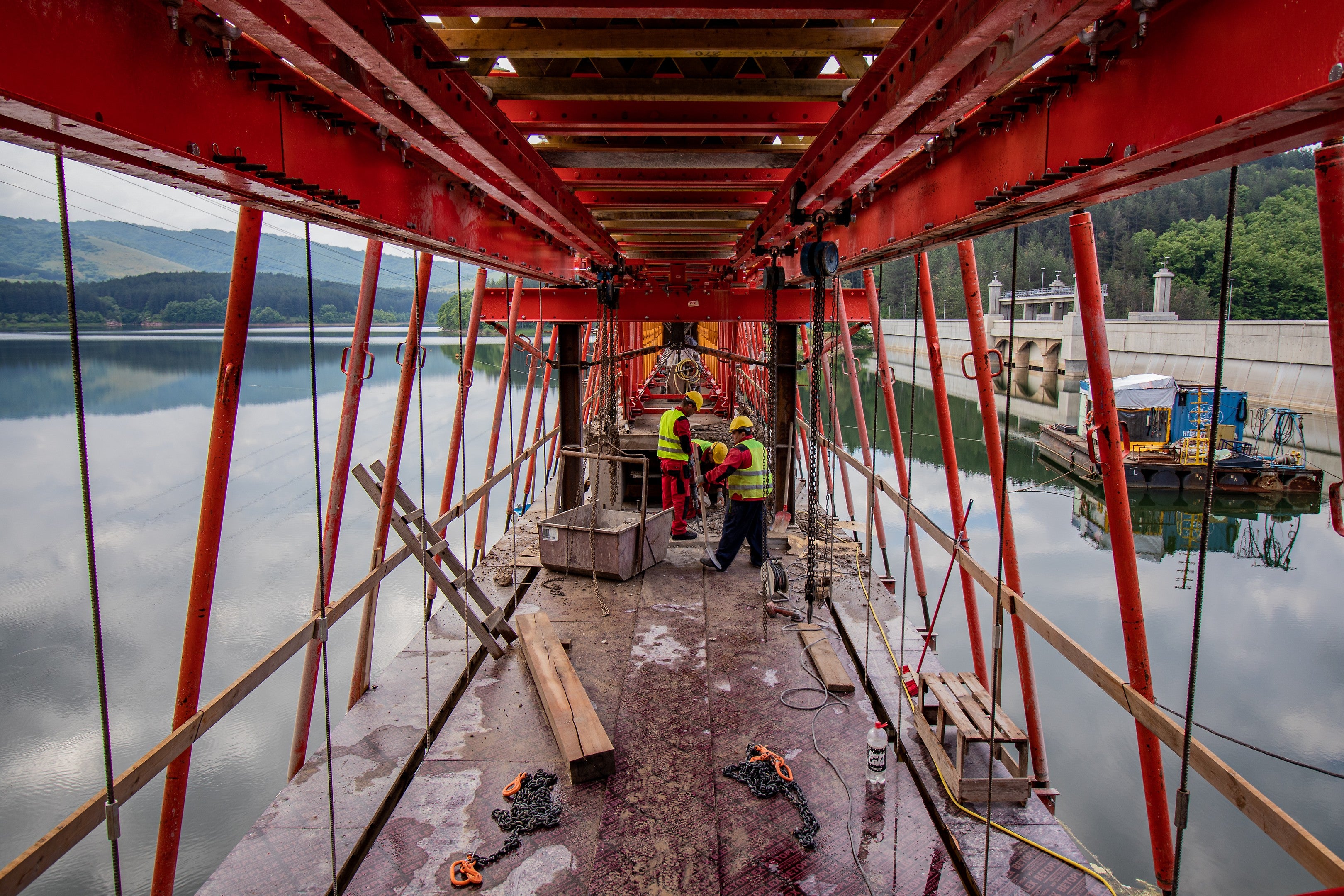 Надлъжни транспортни релси и верижен текелаж