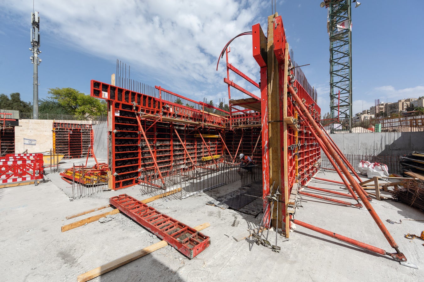 Los paneles DOMINO son extremadamente ligeros pero, aun así, tienen una gran capacidad de carga. El panel de aluminio de 250 x 100 pesa solo 59 kg.