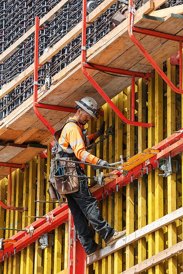 The VARIO Wall Formwork and ACS Self-Climbing systems for the core walls enables the contractor to climb ahead of the slabs and the rest of the building work without having to schedule crane time.