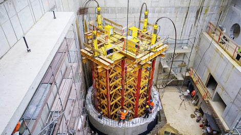 For the diving tube with a total depth of 40.50 m, pre-assembled VARIO GT 24 Girder Wall Formwork was used. The greatest construction challenge of the project was the concreting of the tube rings with an outer diameter of 8.50 metres, which was executed as a monolithic design in steps of 4.00 metres each. 