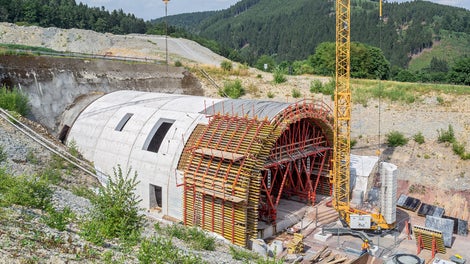 Kostengünstig: Das vergleichsweise kurze Tunnelportal konnte durch die Verwendung von standardisierten, mietbaren VARIOKIT Systembauteilen wirtschaftlich hergestellt werden.