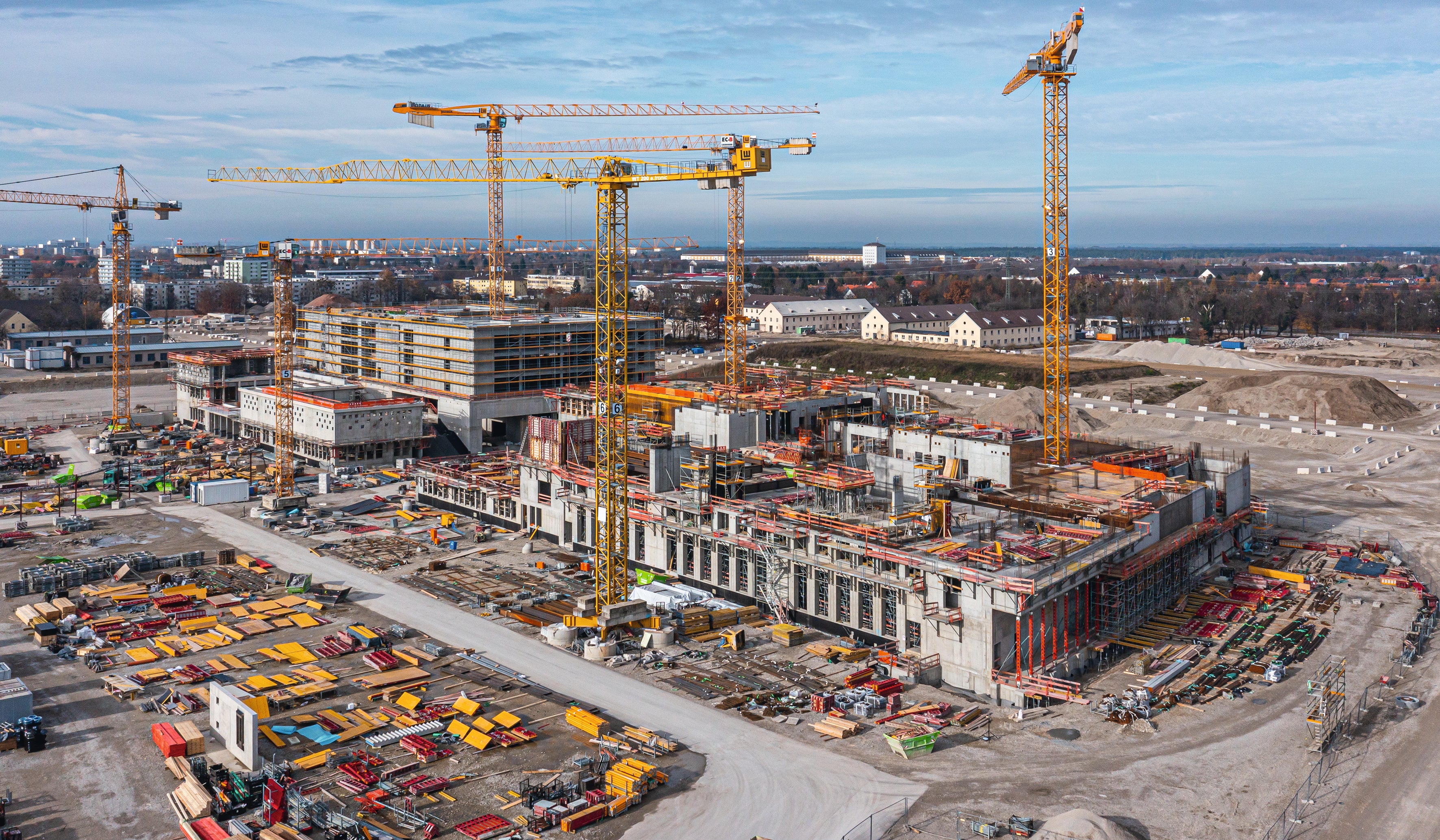 Auf dem Gelände der ehemaligen Bayernkaserne entsteht in München-Freimann ein neuer, moderner Schulstandort mit zwei Gebäudekomplexen für Grundschule und Gymnasium.<br/>(Foto: PERI Deutschland)<br/>