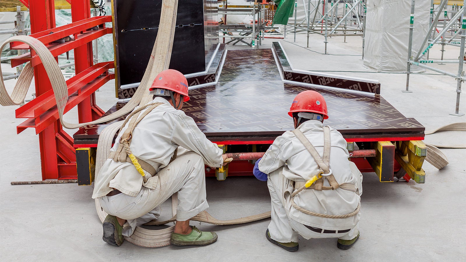 The cut-to-size plywood formlining for the project-specific formwork of the large-sized columns was planned and produced in Weissenhorn.