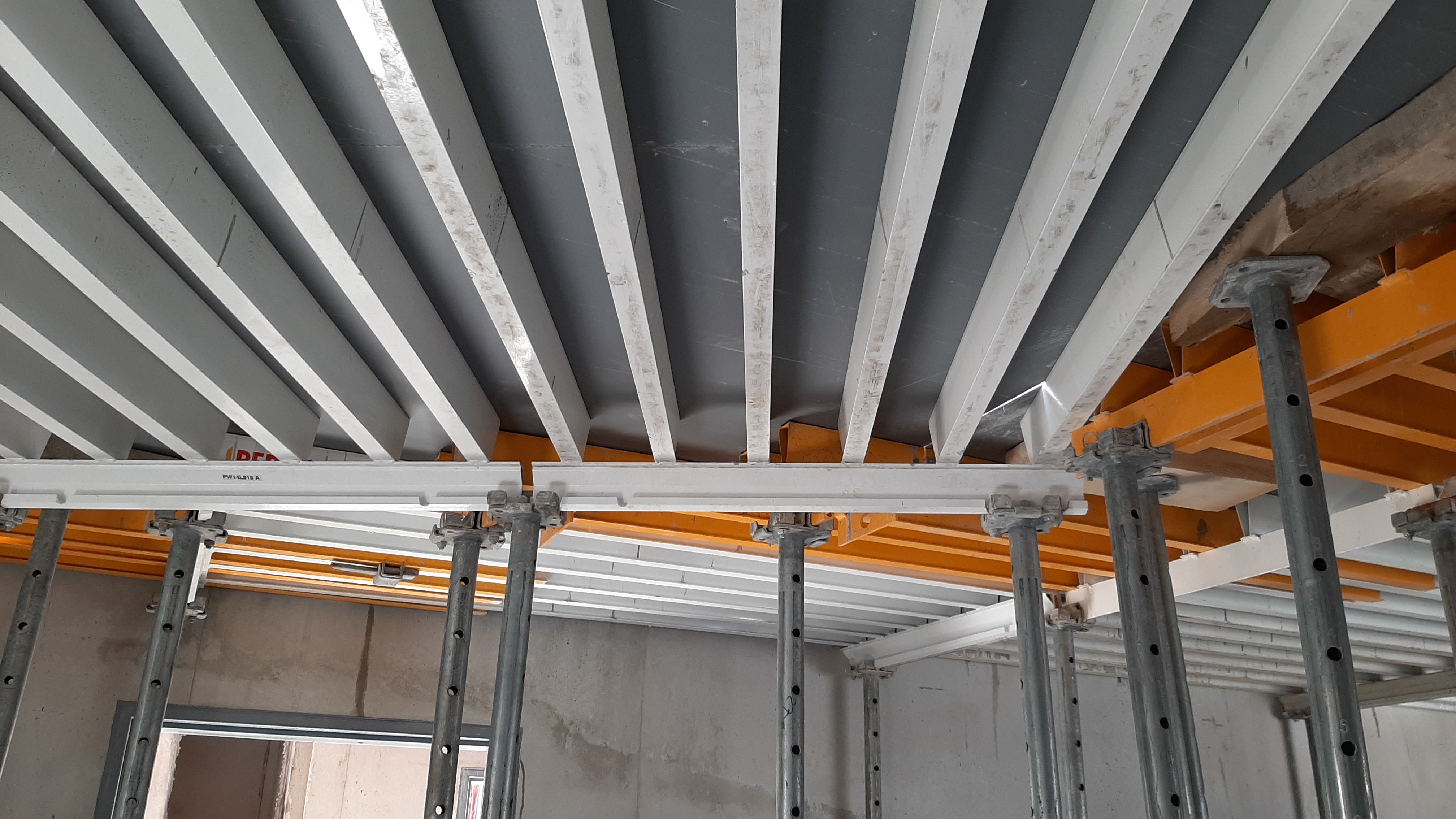 PERI Polyprop 15 mm associé au coffrage de dalle à grillage de poutrelles GRIDFLEX.