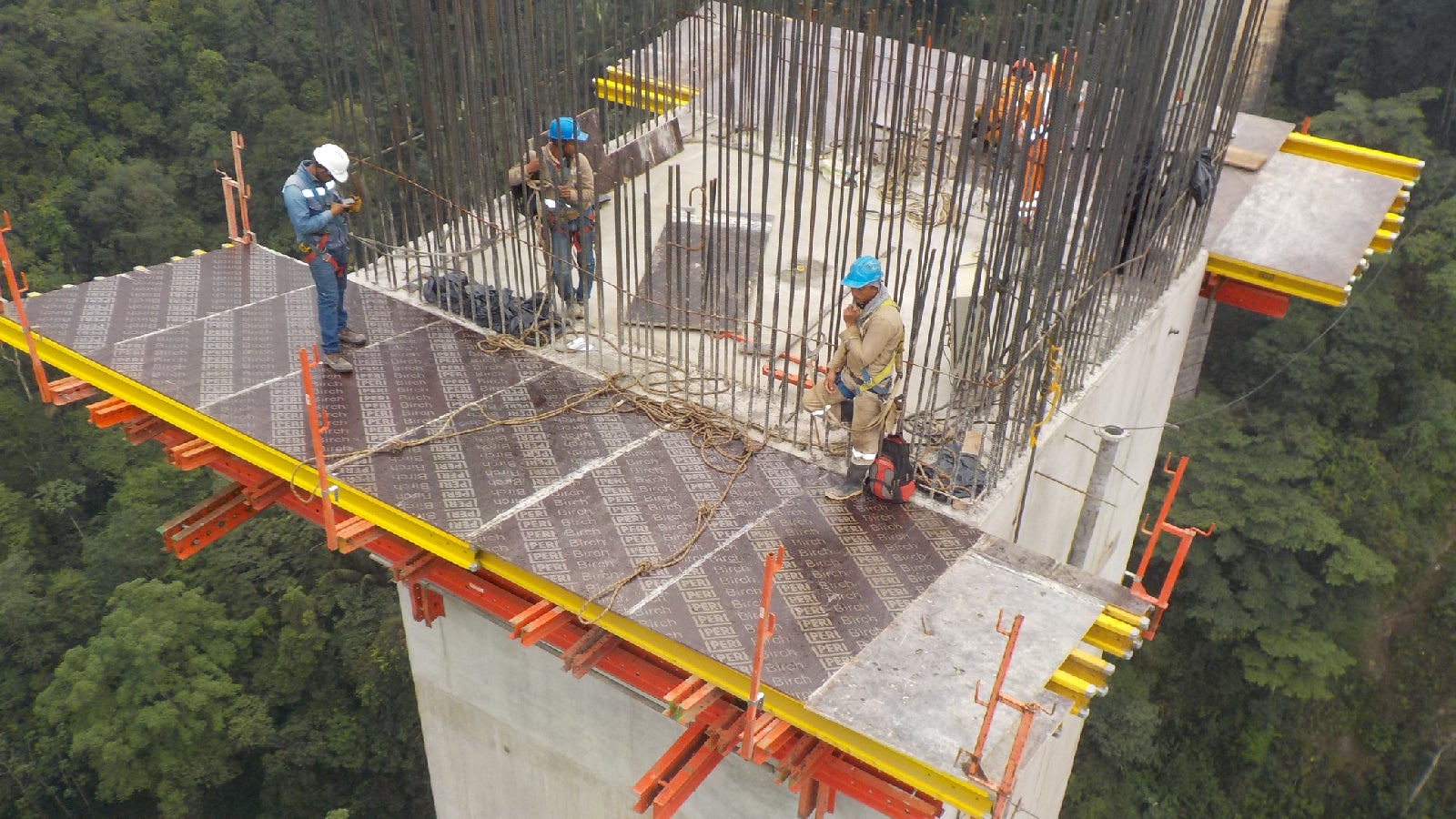 Encofrado y Soporte para Dovelas 0, soportada con ménsulas de alta capacidad de carga VARIOKIT