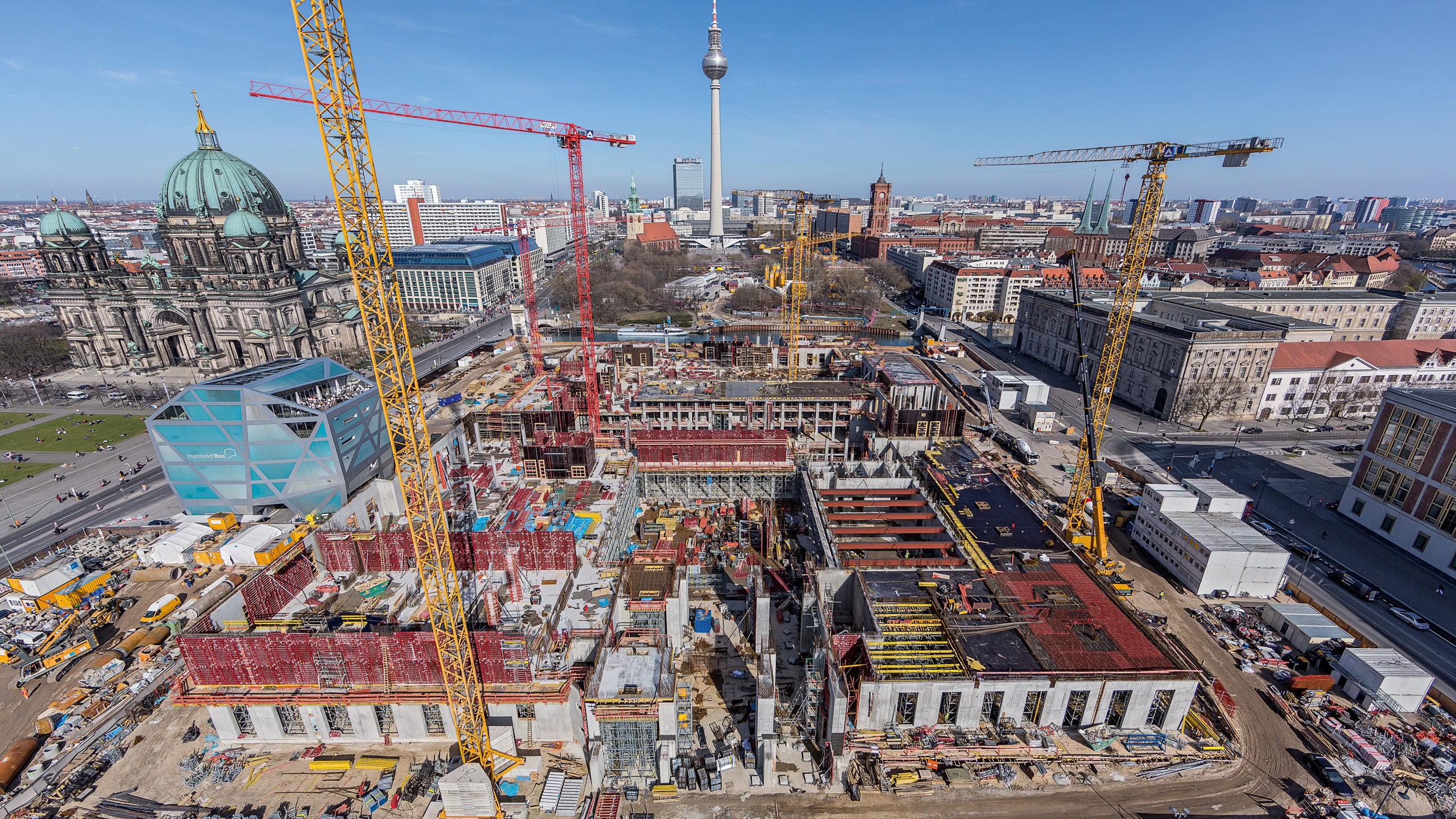 The Berlin City Palace is located on the Spree Island is being reconstructed for the most part according to the old plans. The 180 m long, 120 m wide and 35 m high outer shell as well as the 70 m high cupola roof will continue to shine brightly in the future in the historical Baroque style while inside a modern House of World Cultures will be realized.