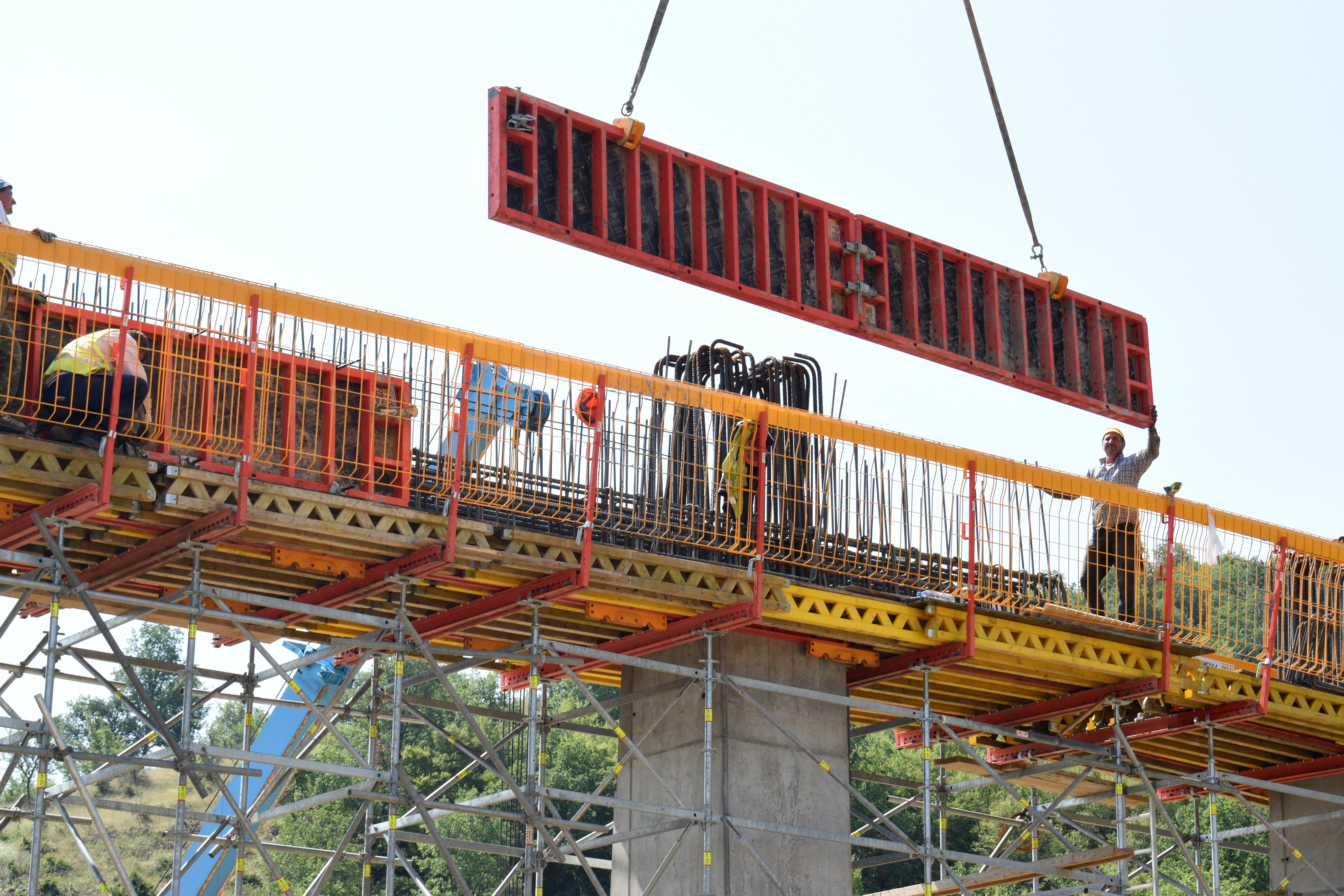 Страничен кофраж за ригели. Окачване на платна DOMINO с помощта на специалните системни монтажни лапи.