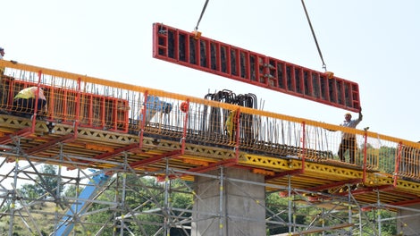 Страничен кофраж за ригели. Окачване на платна DOMINO с помощта на специалните системни монтажни лапи.