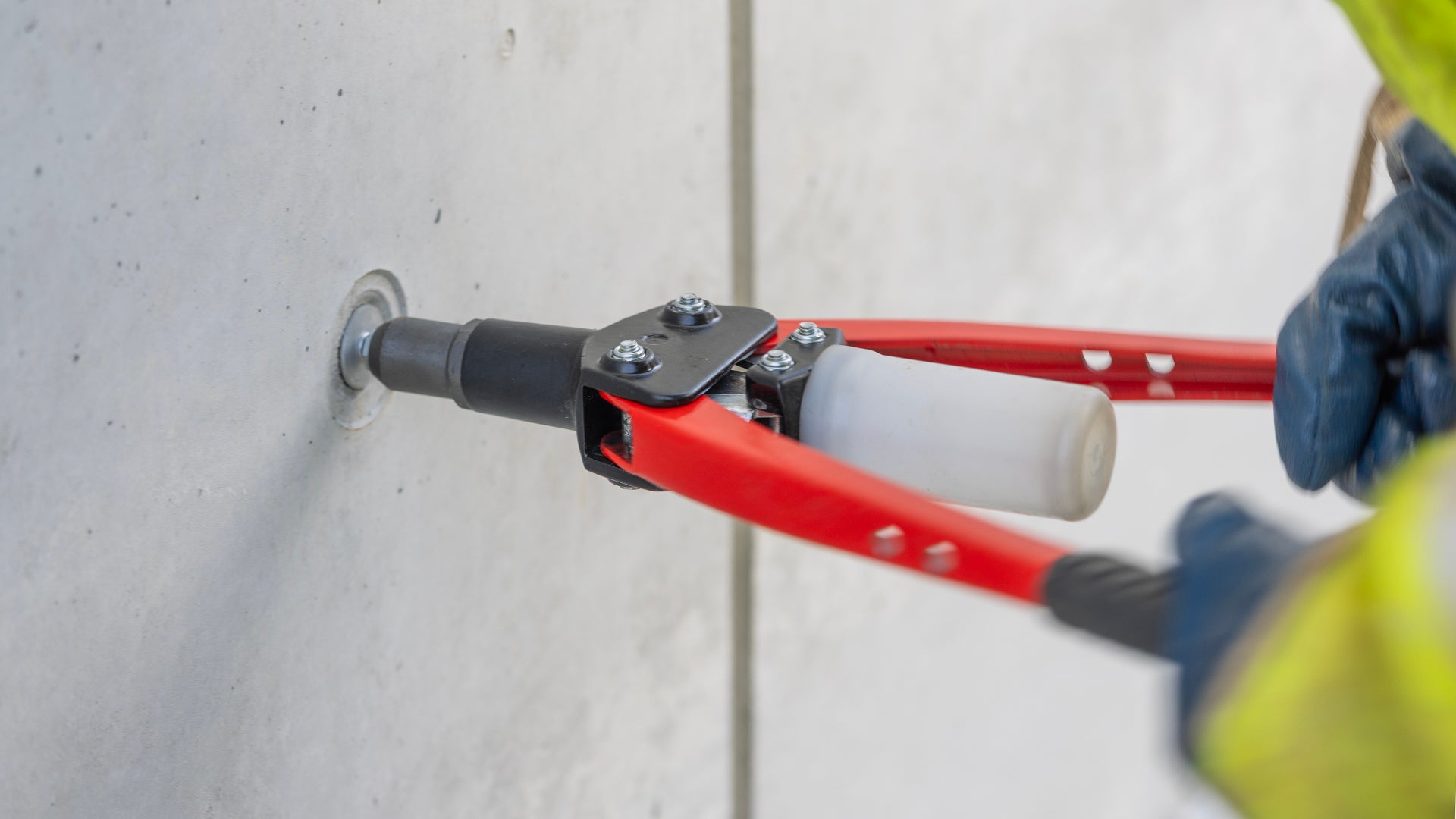 Der Einbau der RiveStop Nietstopfen als schnelle und optisch ansprechende Verschlusstechnik ist denkbar einfach und kann witterungsunabhängig erfolgen.