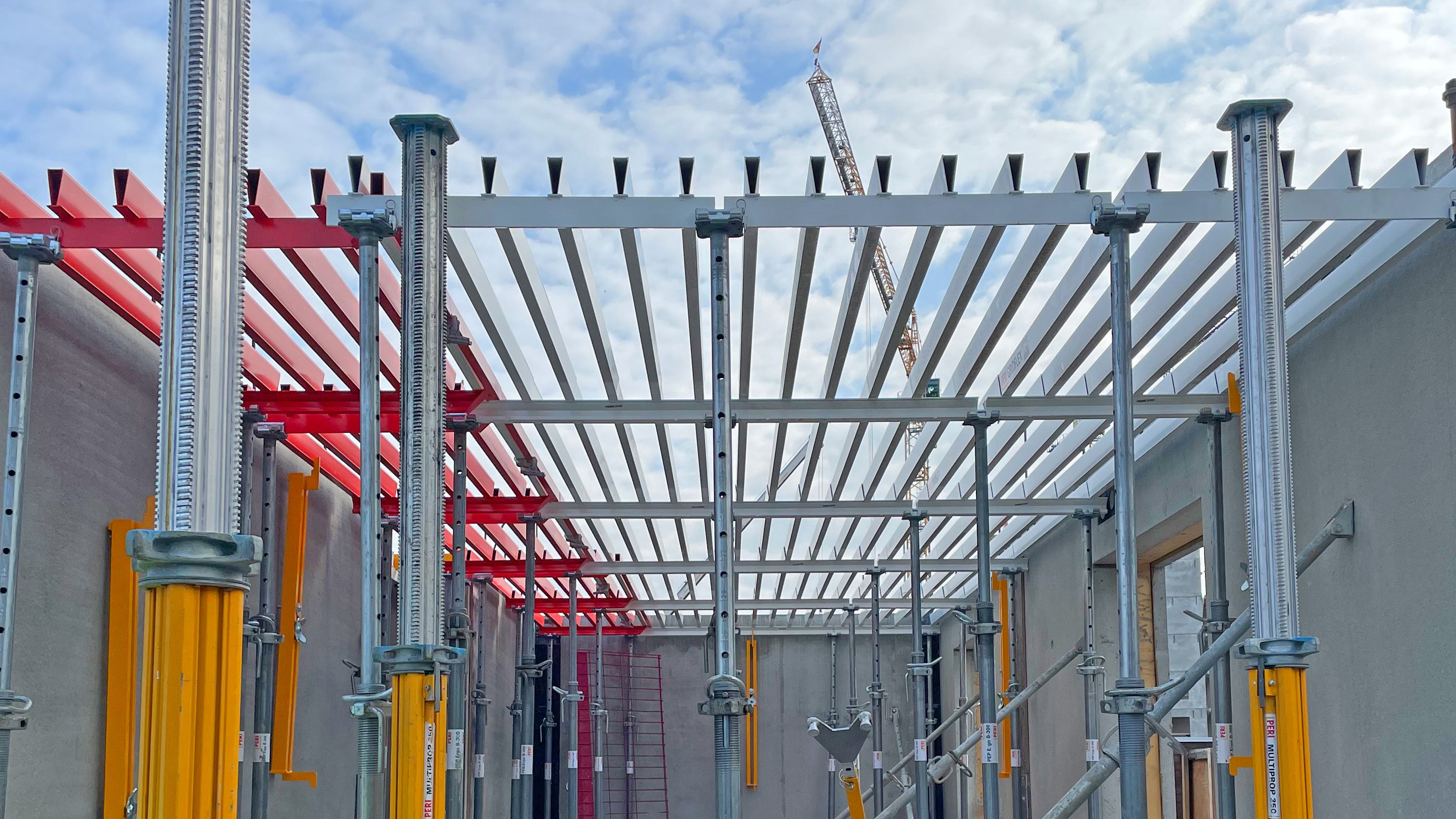 ”Kokeilimme tuotetta ensin neljässä asunnossa viereisessä kohteessa As Oy Oulun Kapiteelissa (kuvassa). Kokeilu oli onnistunut: turvallisempi ja vähintään yhtä nopea asennettava kuin perinteinen holvimuotti”, sanoo Lehto Asuntojen vastaava mestari Jorma Manninen.