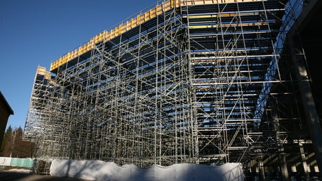 Zadní strana konstrukce lešení vytvářející doplnění stávající tribuny na stadionu.