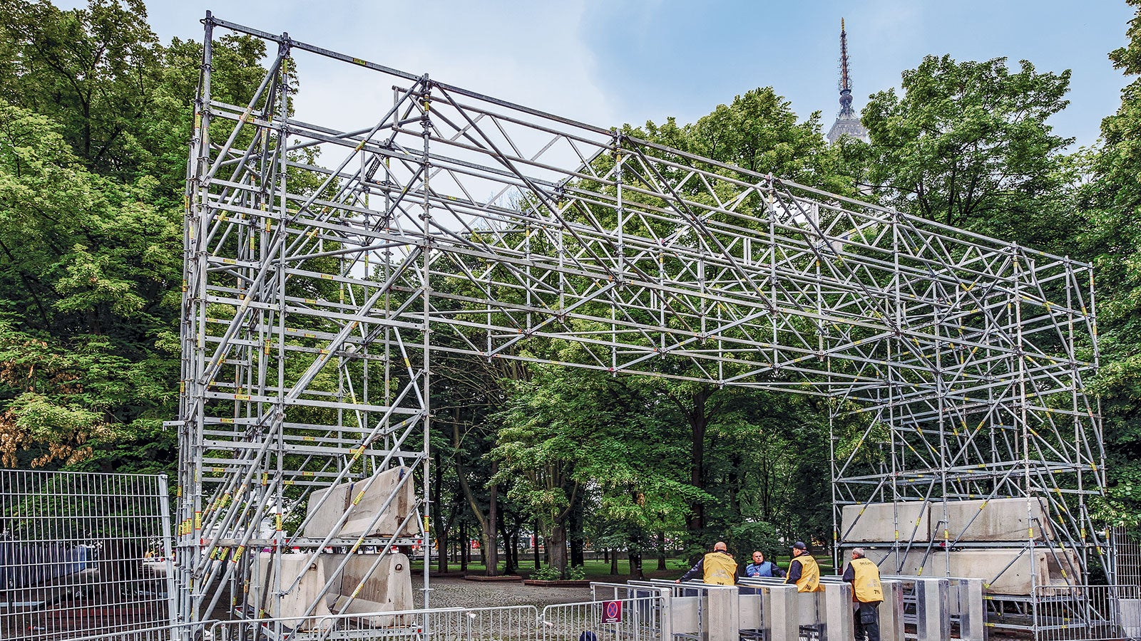 Konstrukcje bram składały się z wież połączonych przestrzennymi dźwigarami kratowymi.