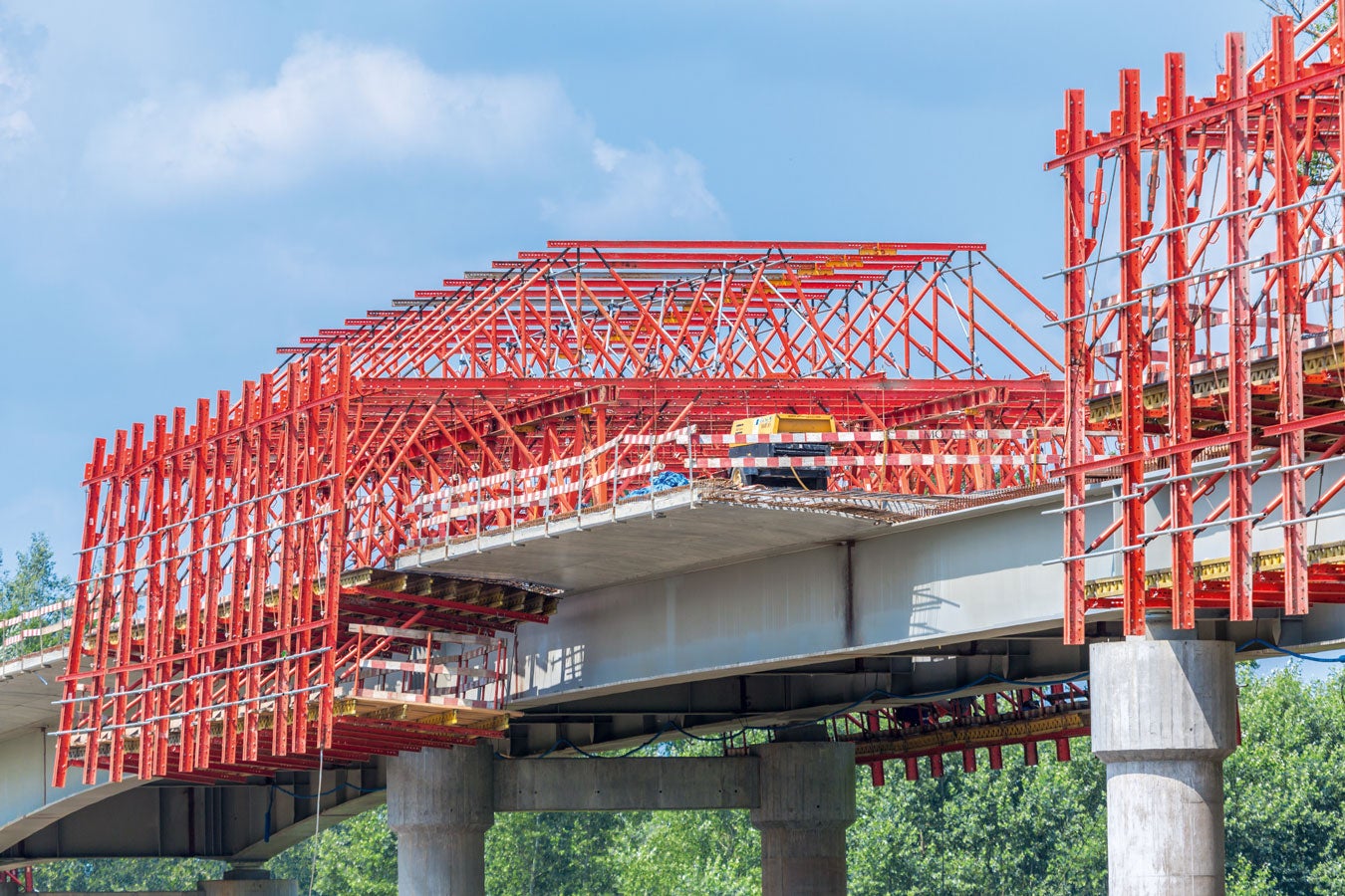 Uniwersalne wózki deskowaniowe VARIOKIT – etapy budowy i przygotowanie do betonowania.<br/>