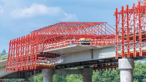 Uniwersalne wózki deskowaniowe VARIOKIT – etapy budowy i przygotowanie do betonowania.<br/>